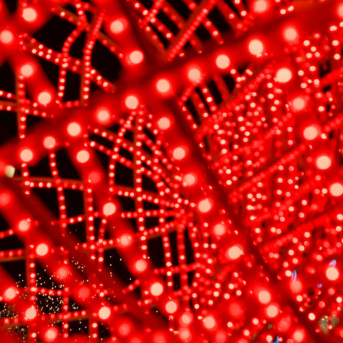 Berlin Weihnachtsmarkt rote Lichter, abstraktes Geflecht, Fotokunst „Leuchtendes Netzwerk“