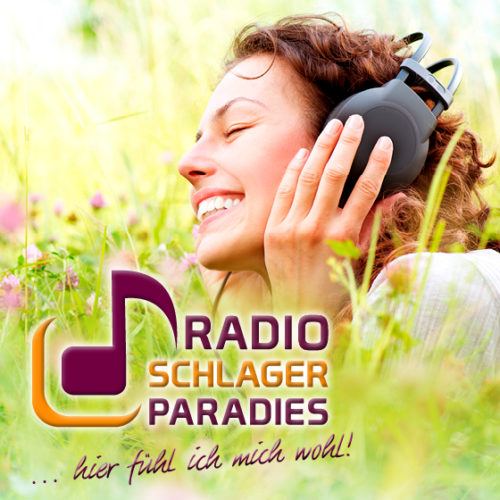 Lächelnde Frau mit Kopfhörern im Gras – Hauptmotiv - Werbung für Radio Schlagerparadies