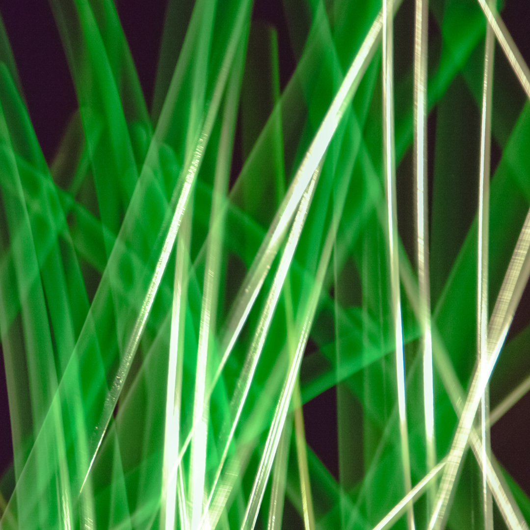 Abstraktes Wandbild Emerald Flow: grün-weiße Lichtbahnen in experimenteller Mehrfachbelichtung mit futuristischer Dynamik.