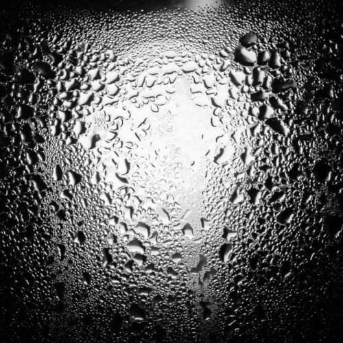Abstrakte Fotografie mit Tropfen im Lichtschein – Dropscape I, Licht im Tropfenmeer, aus der Serie Dropscape