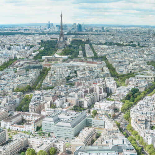 Paris Panorama mit Eiffelturm, zusammengesetzt aus mehreren Einzelbildern – Fotokunst „City Lines“