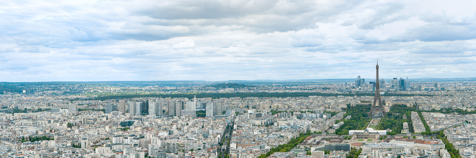 Weites Panorama über Paris mit Eiffelturm und klarer Horizontlinie, aufgenommen vom Tour Montparnasse.
