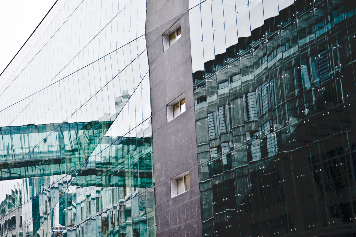 Moderne Berliner Architektur mit transparenter Glasbrücke zwischen zwei Gebäuden im Winter